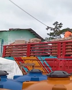 SEWA TRUK KONTAINER FUSO SAMPIT
