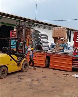 SEWA TRUK KONTAINER FUSO SAMPIT