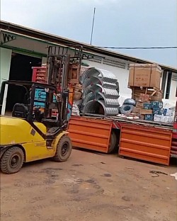 SEWA TRUK KONTAINER FUSO SAMPIT