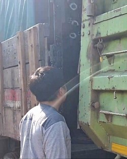 SEWA TRUK KONTAINER FUSO SAMPIT