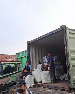 SEWA TRUK KONTAINER FUSO SAMPIT