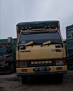 SEWA TRUK KONTAINER FUSO SAMPIT