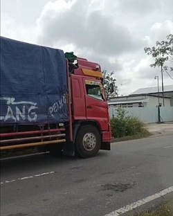 SEWA TRUK KONTAINER FUSO SAMPIT