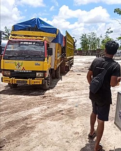 SEWA TRUK KONTAINER FUSO SAMPIT