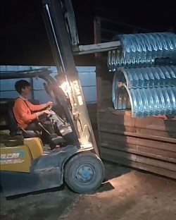 SEWA TRUK KONTAINER FUSO SAMPIT