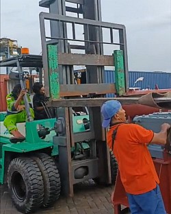 SEWA TRUK KONTAINER FUSO SAMPIT