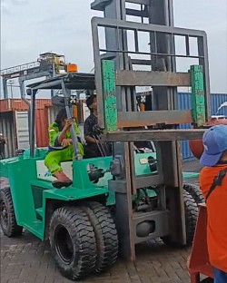 SEWA TRUK KONTAINER FUSO SAMPIT