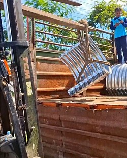 SEWA TRUK KONTAINER FUSO SAMPIT
